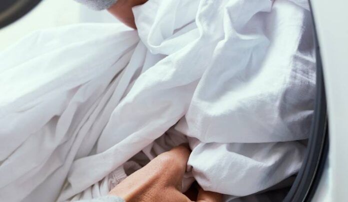 Sbianca la biancheria ingiallita con il segreto della nonna e tornerà