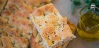 Focaccia morbidissima con le patate, a cena la servo al posto del pane - RicettaSprint