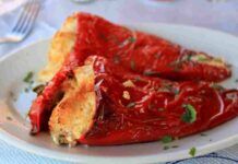 Peperoni ripieni di tonno al forno Avevo i peperoni nel frigorifero li ho fatti ripieni senza carne, ho messo del tonno, buonissimi e non solo, mica li ho fritti!