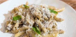 Guarda cosa preparo in 5 minuti con dei funghi e del formaggio un piatto da trattoria, fanno bis e scarpetta