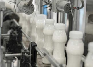 Maxi sequestro di latte inacidito aggiustato con soda caustica ed acqua ossigenata, coinvolta azienda famosa