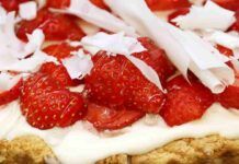 La faccio così la crostata alle fragole è talmente soffice che si scioglie in bocca e aggiungo tanta panna che lascio tutti a bocca aperta