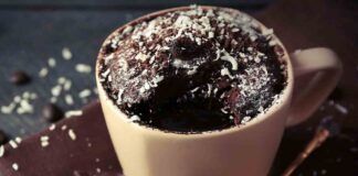 Mi metto comoda nel fine settimana e mi gusto queste mug cake ipo che sanno di cocco e cioccolato, sto pure dimagrendo che è una bellezza!