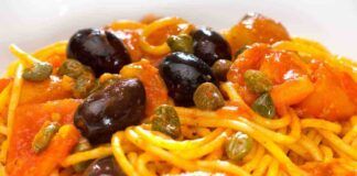 Prendo il tonno, una manciatina di capperi, una di olive, e qualche pomodorino: il pranzo è in tavola in 10 minuti