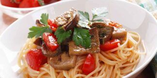 Oggi avevo zero idee per il pranzo, ma con due melanzane fritte ho preparato una pasta oscar - RicettaSprint