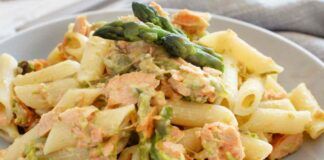 Pasta cremosa con asparagi e salmone, un piatto delizioso che si fa in pochi minuti, io l'ho preparato ed è stato un successo, hanno ripulito pure i piatti.