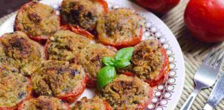 Per cena stasera ho risolto così ho farcito i pomodori con l'impasto delle polpette avanzato ed è uscito fuori un capolavoro