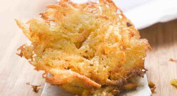Rosti di patate croccantissimo, ti occorre il burro, il parmigiano, un rametto di rosmarino e il crunch è d’obbligo