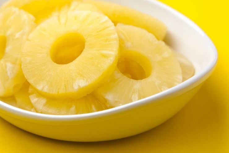 Senza uova e zucchero ho preparato la torta con due fette di ananas buonissima e leggera solo 150 kcal, la mangerai senza sensi di colpa Ricettasprint