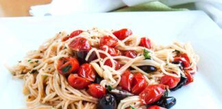 È incredibile come un piatto così semplice possa conquistare il palato di tutti: spaghetti, acciughe e pomodorini sono la combinazione perfetta.