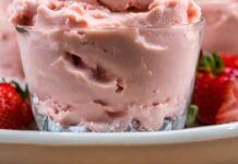 Sembra gelato ma non lo è, ho fatto tutto mettendo le fragole dentro il frullatore - RicettaSprint