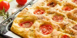 Stasera focaccia ma non ho il tempo di far lievitare l'impasto e risolvo così e devo dire che è sempre un successo soffice come nuvola