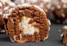 Ho fatto dei tartufi con la ricotta e il cioccolato che mi avanzava, zero forno, solo frigo, se li sono litigati! Ho fatto dei tartufi con la ricotta e il cioccolato che mi avanzava, zero forno, solo frigo, se li sono litigati!