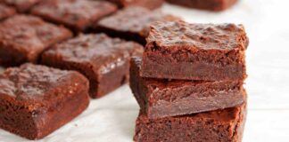 Questa torta al cioccolato senza cottura, per una merenda perfetta che preparo con pochi ingredienti - RicettaSprint