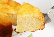 Torta light all'ananas senza zucchero e burro, perfetta se stai facendo la dieta - RicettaSprint