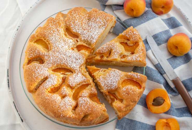 Strepitosa merenda con le prime albicocche di stagione, torta leggerissima senza nemmeno le uova - RicettaSprint