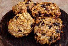Biscotti senza niente ci metto solo fiocchi d'avena, banane e gocce di cioccolato, appena 40 kcal