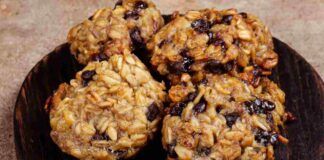 Biscotti senza niente ci metto solo fiocchi d'avena, banane e gocce di cioccolato, appena 40 kcal