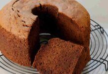 Da quando ho scoperto la ricetta perfetta per la Chiffon Cake al cacao, non faccio altro che prepararla: è diventata un must per tutte le occasioni