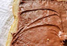 Crema al cioccolato e nocciole light, la puoi mangiare a cucchiaiate o anche spalmare sul pane, contiene pochissime calorie