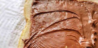 Crema al cioccolato e nocciole light, la puoi mangiare a cucchiaiate o anche spalmare sul pane, contiene pochissime calorie