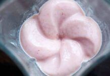 Da quando faccio il gelato con il frullatore non compro più i barattolini, ed è light zero zucchero