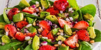 Utilizzo l'avocado e le fragole e mi depuro, ma non faccio secondo e frutta, ma un solo piatto da 160 kcal