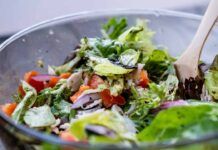 Insalatona detox per pranzo, grazie a lei ho già perso 3 kg in una settimana - RicettaSprint