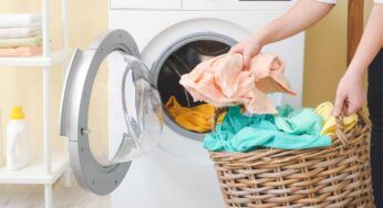 Quando dimentichi di comprare il detersivo per lavare i vestiti dallo direttamente tu in casa, ti basta quello che hai in dispensa