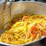 Guarda cosa preparo con con una manciata di pomodorini e un paio di etti di pasta: gli spaghetti alla scarpariello solo come vuole la tradizione