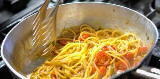 Guarda cosa preparo con con una manciata di pomodorini e un paio di etti di pasta: gli spaghetti alla scarpariello solo come vuole la tradizione
