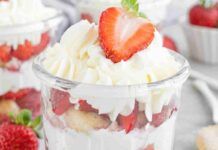 Per il picnic preparo dei tiramisù monoporzione con i biscotti, ma ci metto anche le fragole: ricetta garantita