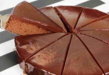 Avevo ancora del cioccolato Kinder avanzato, l’ho smaltito tutto così: é venuta fuori una torta spettacolare