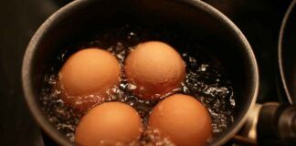Non buttare via l'acqua di cottura delle uova, ti tornerà utile come mai avresti immaginato prima d'ora - RicettaSprint