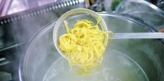 Non buttare le acque di cottura in cucina, salvi tutto il bucato come facevano le nostre nonne - RicettaSprint