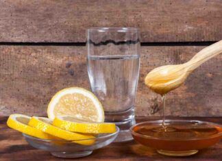 Quanto bene fa prendere acqua calda e limone al mattino?