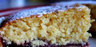 Avevo solo metà barattolo di marmellata in frigo e niente uova, ma sono riuscita a preparare una torta irresistibile per la colazione solo 180 kcal