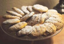 Con la frutta matura puoi fare tante cose, oggi preparo questi fantastici biscottini Ho spesso frutta troppo matura in frigo ma non la butto mica, mi preparo questi biscotti al burro, questi li ho fatti con le banane e sono irresistibili