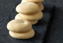 Oggi preparo i miei biscottini preferiti con soli due ingredienti, ogni volta se li litigano tutti - RicettaSprint