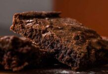 Torta al cioccolato senza lattosio, la colazione leggera con meno di 60 kcal è subito servita