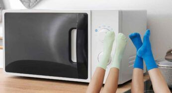 Calzini sporchi che non riesci a pulire? Prova a metterli dentro il microonde