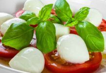 Caprese a modo mio, la mangio un giorno si e uno no, ma ho aggiunto questo ingrediente speciale Caprese a modo mio, la mangio un giorno si e uno no, ma ho aggiunto questo ingrediente speciale - RicettaSprint