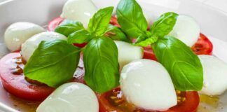 Caprese a modo mio, la mangio un giorno si e uno no, ma ho aggiunto questo ingrediente speciale - RicettaSprint