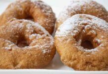 Ciambelle da mangiare senza rimorsi: queste sono fatte di ricotta e non le friggi sono così leggere che anche il bis ti puoi concedere!
