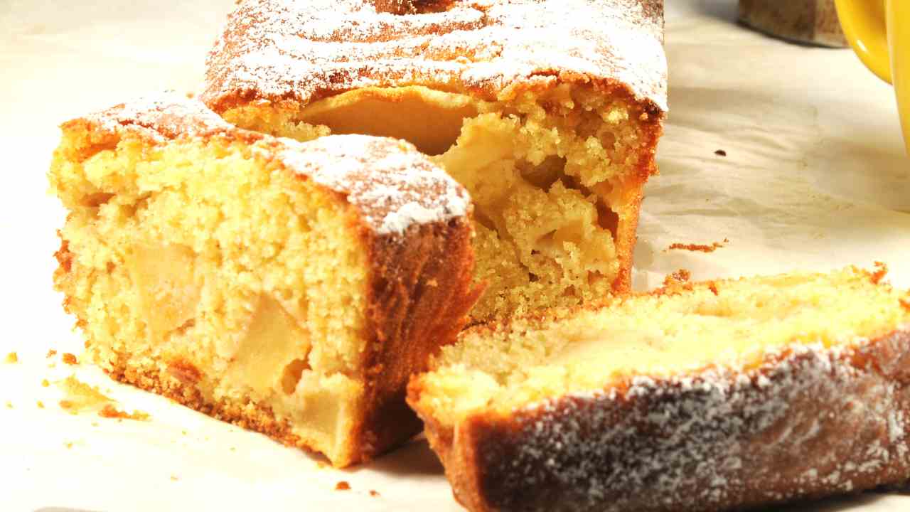 Con lo yogurt che sta per scadere e una pera ho fatto un dolce da urlo, buonissimo e soffice come una nuvola, solo 120 Kcal