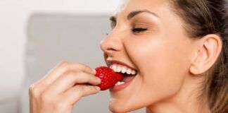 Fragole e bicarbonato possono eliminare le macchie nere sui denti