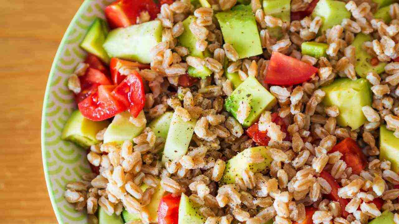 Stanca del solito riso, oggi preparo il farro e lo arricchisco con del tonno a trance e verdure miste. Una buona insalata e quello che ci vuole e vedrete che andrà a ruba - RicettaSprint