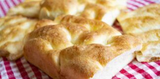 Focaccia morbida al formaggio, la servo a cena al posto del pane e ogni volta tutti mi chiedono subito il bis - RicettaSprint