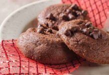 Ho imparato la ricetta del mio fornaio, lui fa i biscotti al cioccolato ripieni alla crema di nocciole con 3 ingredienti, spaccano! Ho imparato la ricetta del mio fornaio, lui fa i biscotti al cioccolato ripieni alla crema di nocciole con 3 ingredienti, spaccano!