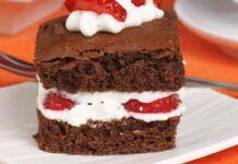 Ho aggiunto panna e fragole alla torta al cioccolato non lievitata ho servito un dolce incredibilmente delizioso evitando sprechi